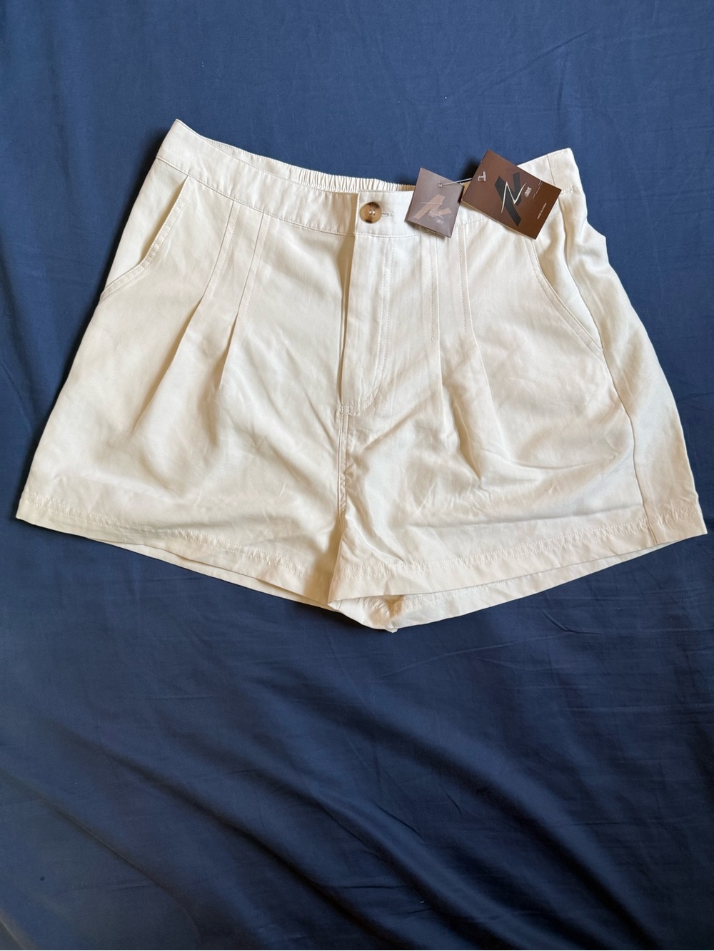 Naked Zebra NWT High-Waist Ivory Pleated Women's Shorts Pockets